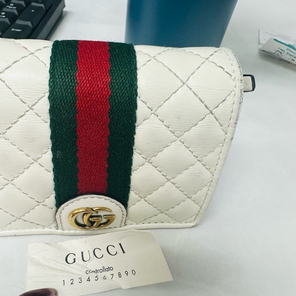Gucci White and Green Quilted Wallet with Iconic Stripe
